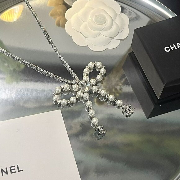 Chanel Butterfly Pearl Necklace - Picture 3 of 8